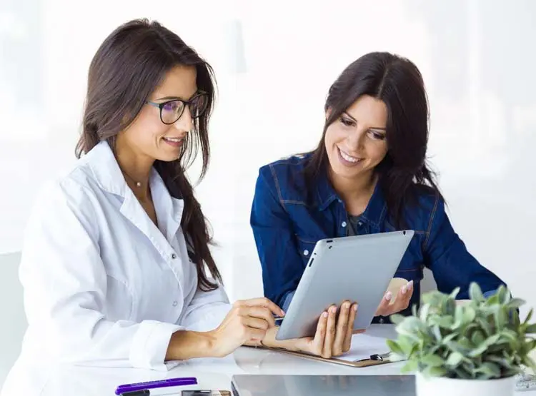Equipe de cirurgia plástica em ação